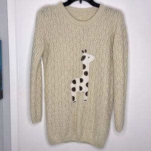 Crème colored cable knit pull over sweater with giraffe
